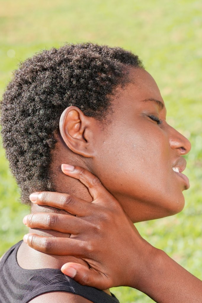 dor de garganta1 mulher negra